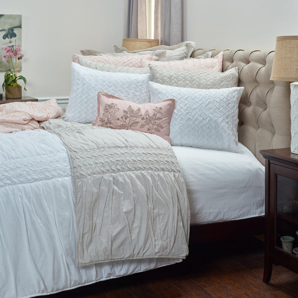 Homeroots White Twin 100% Cotton 300 Thread Count Machine Washable Down Alternative Comforter  100% Cotton 479981