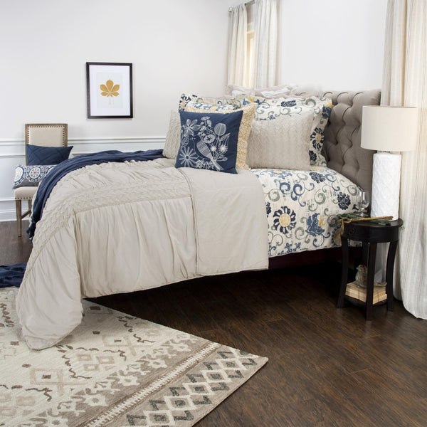HomeRoots Ivory Geometric King Quilt - Luxurious Cotton, Hypoallergenic Fill, Timeless Design for Every Bedroom 479982