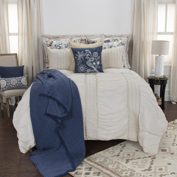 HomeRoots Ivory Geometric Quilt - Luxurious All-Season Comfort, 300 Thread Count Cotton, Modern Design & Style 479983
