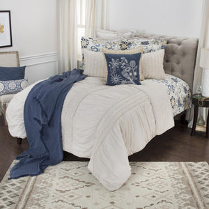 HomeRoots Ivory Geometric Quilt - Luxurious All-Season Comfort, 300 Thread Count Cotton, Modern Design & Style 479983