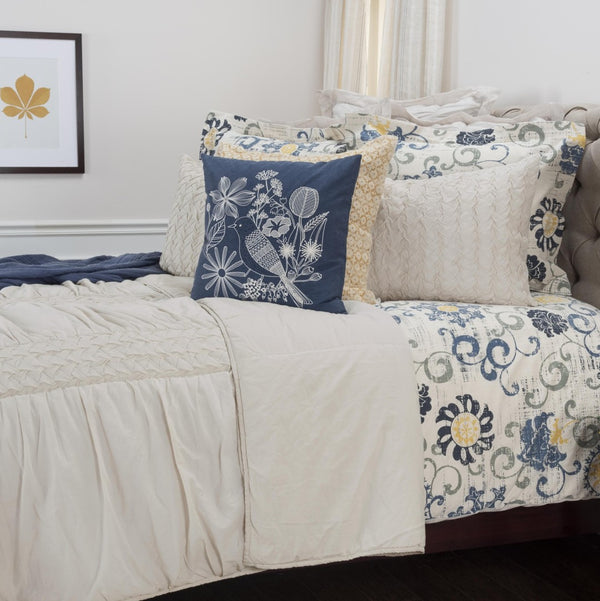 HomeRoots Ivory Geometric Quilt - Luxurious All-Season Comfort, 300 Thread Count Cotton, Modern Design & Style 479983