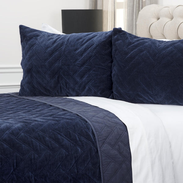 HomeRoots Indigo Geometric Queen Quilt - Soft Cotton Comfort, Stylish Transitional Design, Machine Washable Cozy Coverlet 480065