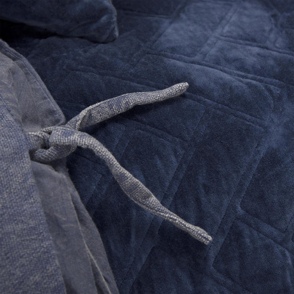 HomeRoots Indigo Geometric Queen Quilt - Soft Cotton Comfort, Stylish Transitional Design, Machine Washable Cozy Coverlet 480065