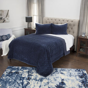 HomeRoots Indigo Geometric Queen Quilt - Soft Cotton Comfort, Stylish Transitional Design, Machine Washable Cozy Coverlet 480065