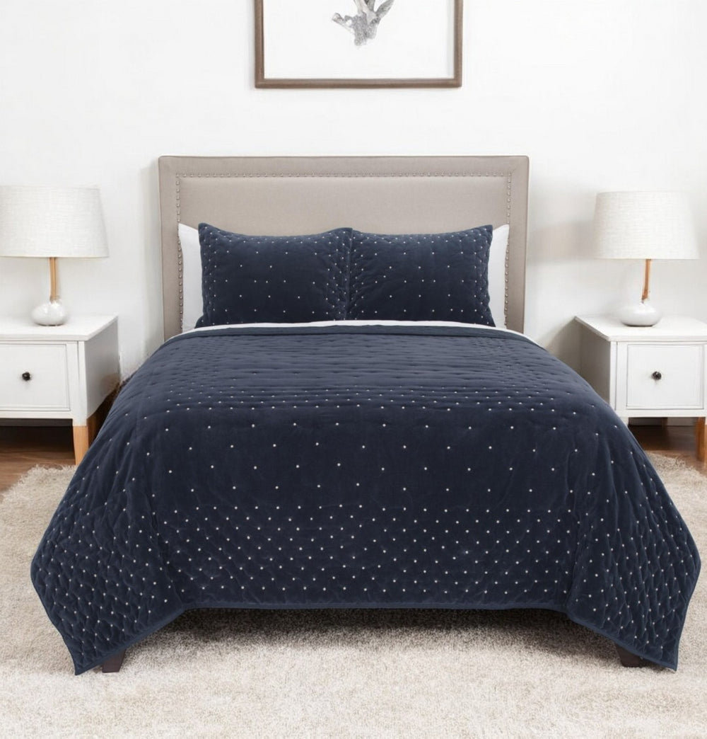 HomeRoots Indigo Polka Dots Queen Quilt - Cozy Cotton Blend, Timeless Design, All-Season Comfort & Easy Care 480076