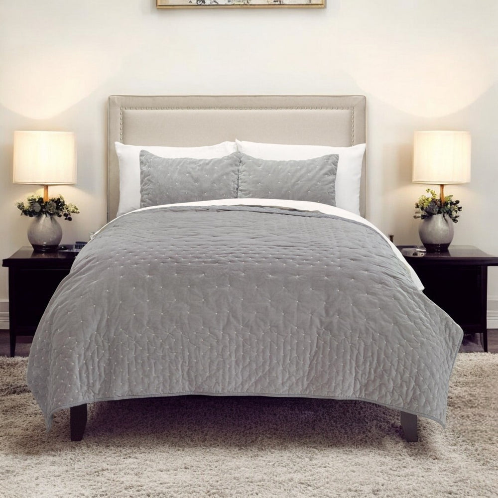 HomeRoots Gray Polka Dot King Quilt - Cozy Cotton Bedding for Year-Round Comfort & Easy Maintenance, 106"x92" 480108