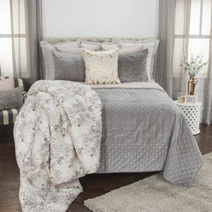 HomeRoots Gray Polka Dot King Quilt - Cozy Cotton Bedding for Year-Round Comfort & Easy Maintenance, 106"x92" 480108
