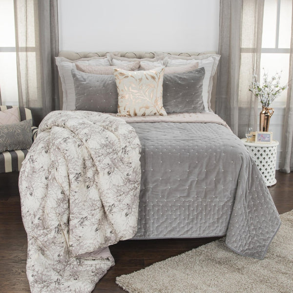 HomeRoots Gray Polka Dot King Quilt - Cozy Cotton Bedding for Year-Round Comfort & Easy Maintenance, 106"x92" 480108