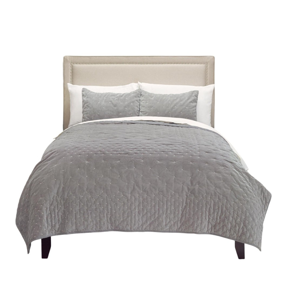 HomeRoots Gray Polka Dot King Quilt - Cozy Cotton Bedding for Year-Round Comfort & Easy Maintenance, 106"x92" 480108