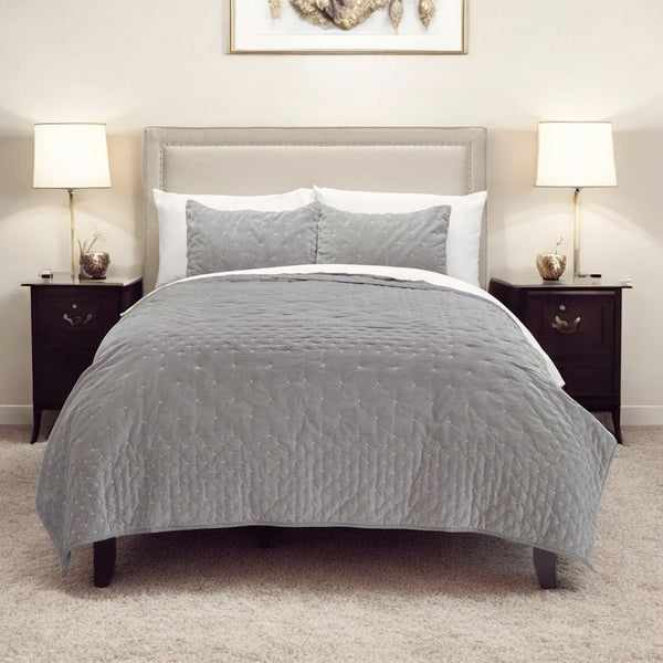 HomeRoots Gray Polka Dot Queen Quilt - Cozy Cotton Bedding for Year-Round Comfort and Stylish Decor Appeal 480109