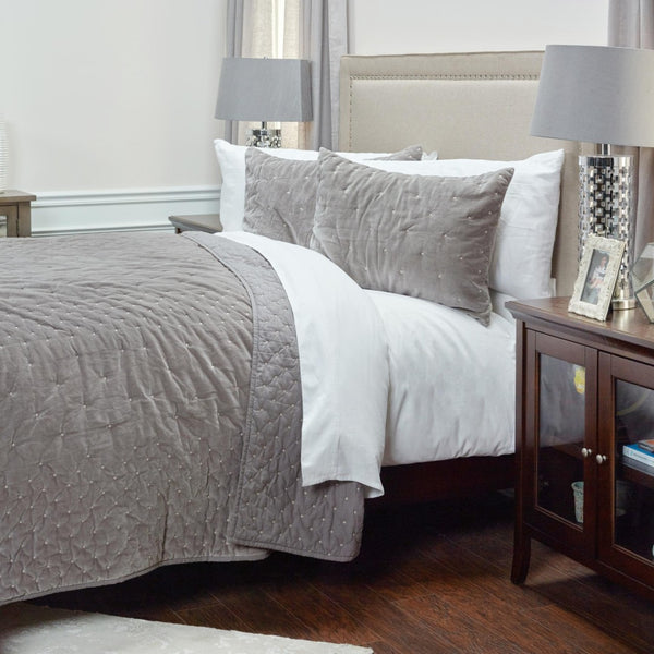 HomeRoots Gray Polka Dot Queen Quilt - Cozy Cotton Bedding for Year-Round Comfort and Stylish Decor Appeal 480109
