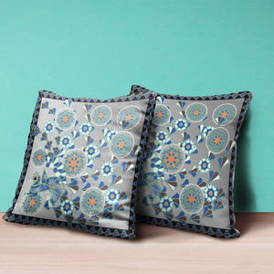 Homeroots 20" X 20" Gray And Black Peacock Broadcloth Floral Zippered Pillow   481077