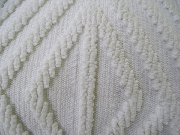 Homeroots 18" X 18" White Zippered Diamond Indoor Outdoor Throw Pillow   482219