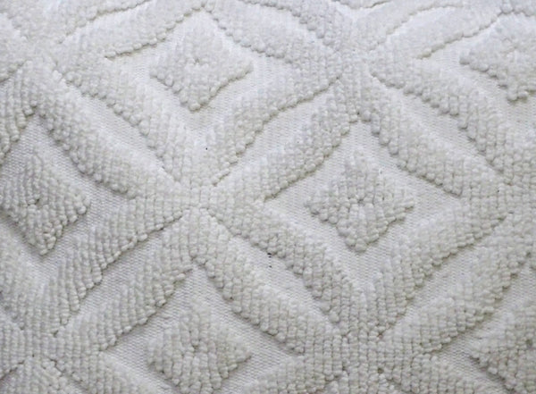 Homeroots 18" X 18" White Zippered Quatrefoil Indoor Outdoor Throw Pillow   482220