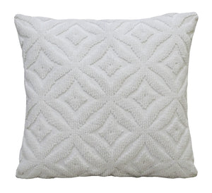 Homeroots 18" X 18" White Zippered Quatrefoil Indoor Outdoor Throw Pillow   482220