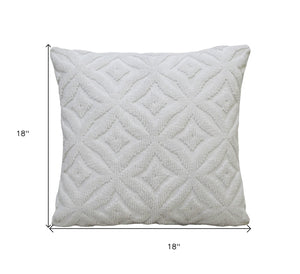 Homeroots 18" X 18" White Zippered Quatrefoil Indoor Outdoor Throw Pillow   482220