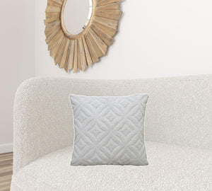 Homeroots 18" X 18" White Zippered Quatrefoil Indoor Outdoor Throw Pillow   482220