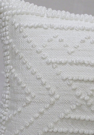 Homeroots 18" X 18" White Zippered Ribbed Indoor Outdoor Throw Pillow   482221