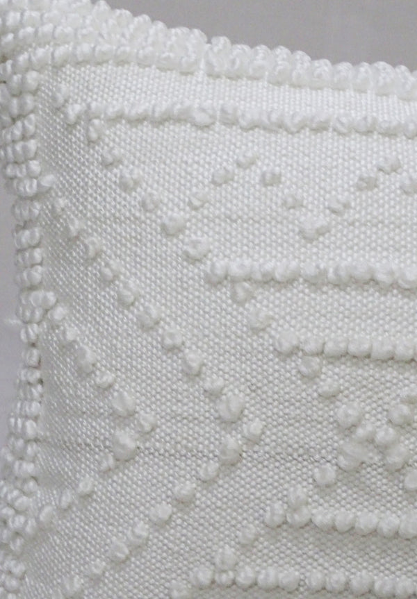 Homeroots 18" X 18" White Zippered Ribbed Indoor Outdoor Throw Pillow   482221