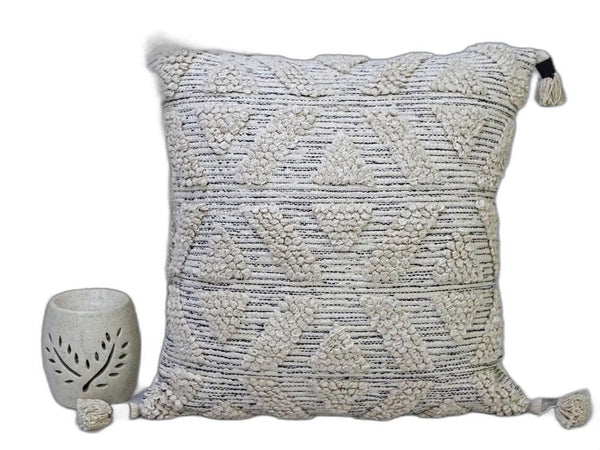 Homeroots 22" X 22" Off White Geometric Zippered Handmade Cotton Blend Throw Pillow With Tassels   482271