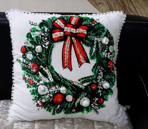 Homeroots 18" X 18" Red And Green Christmas Wreath Throw Pillow With Embroidery   482302