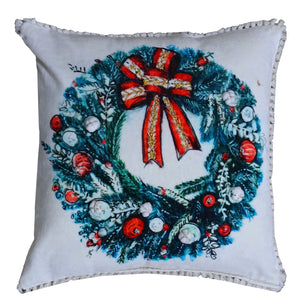Homeroots 18" X 18" Red And Green Christmas Wreath Throw Pillow With Embroidery   482302