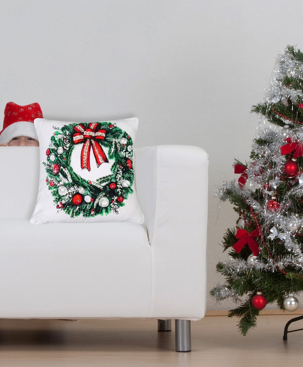 Homeroots 18" X 18" Red And Green Christmas Wreath Throw Pillow With Embroidery   482302