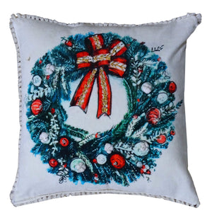 Homeroots 18" X 18" Red And Green Christmas Wreath Throw Pillow With Embroidery   482302
