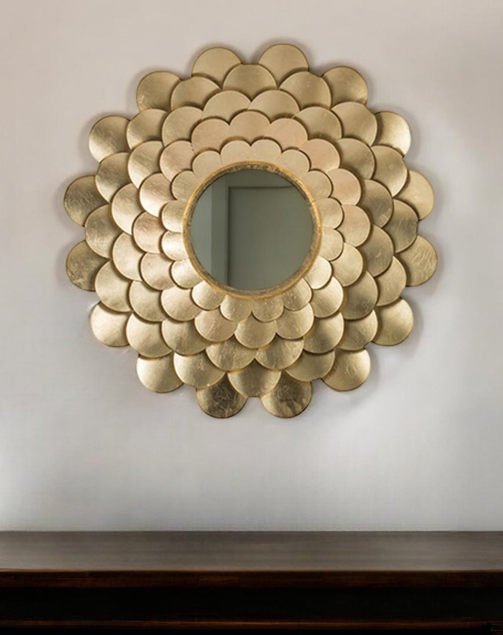 Homeroots 32" Gold Scalloped Iron Framed Round Accent Mirror  Iron 485006