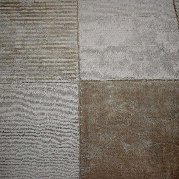 Homeroots 5' X 8' Beige Geometric Hand Woven Stain Resistant Area Rug  Viscose 486806