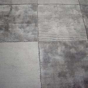 Homeroots 5' X 8' Grey Geometric Hand Woven Stain Resistant Area Rug  Viscose 486807