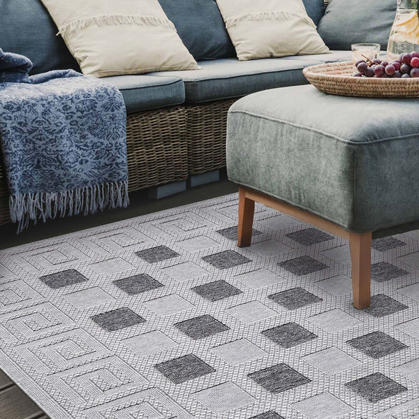 Homeroots 5' X 7' Grey Geometric Stain Resistant Non Skid Indoor Outdoor Area Rug  Polypropylene 486976