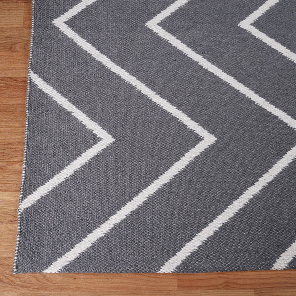 Homeroots 3' X 5' Grey Waves Stain Resistant Indoor Outdoor Area Rug  Polyester 487038
