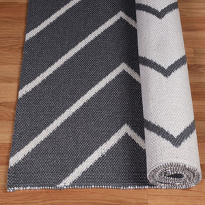 Homeroots 3' X 5' Grey Waves Stain Resistant Indoor Outdoor Area Rug  Polyester 487038