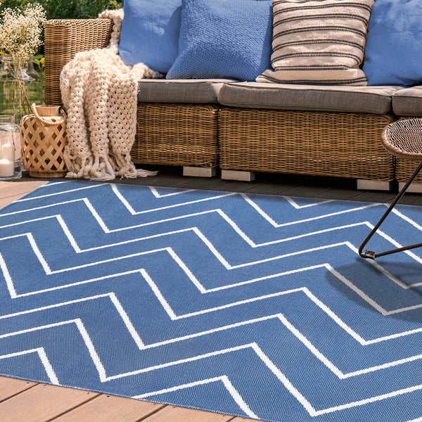 Homeroots 3' X 5' Navy Blue Waves Stain Resistant Indoor Outdoor Area Rug  Polyester 487040