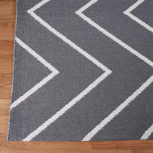 Homeroots 5' X 7' Grey Waves Stain Resistant Indoor Outdoor Area Rug  Polyester 487042