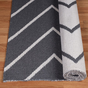 Homeroots 5' X 7' Grey Waves Stain Resistant Indoor Outdoor Area Rug  Polyester 487042