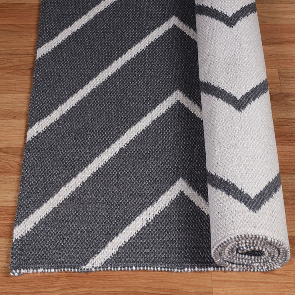 Homeroots 5' X 7' Grey Waves Stain Resistant Indoor Outdoor Area Rug  Polyester 487042