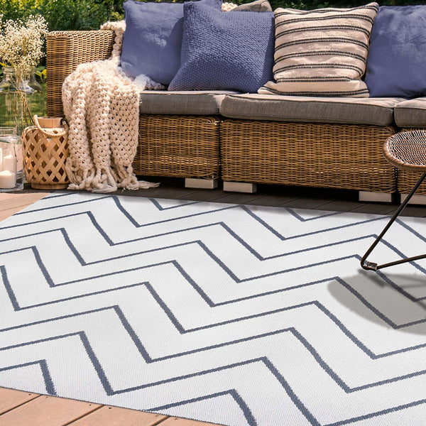 Homeroots 5' X 7' Ivory Waves Stain Resistant Indoor Outdoor Area Rug  Polyester 487043