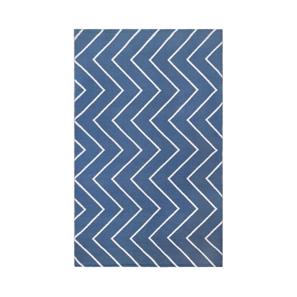 Homeroots 5' X 7' Navy Blue Waves Stain Resistant Indoor Outdoor Area Rug  Polyester 487044