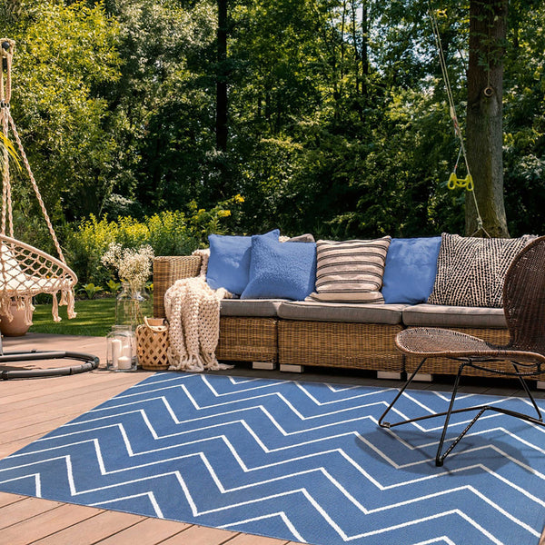 Homeroots 5' X 7' Navy Blue Waves Stain Resistant Indoor Outdoor Area Rug  Polyester 487044