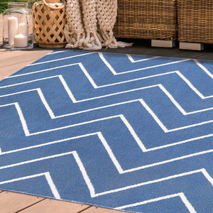 Homeroots 5' X 7' Navy Blue Waves Stain Resistant Indoor Outdoor Area Rug  Polyester 487044