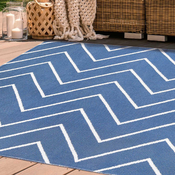 Homeroots 5' X 7' Navy Blue Waves Stain Resistant Indoor Outdoor Area Rug  Polyester 487044