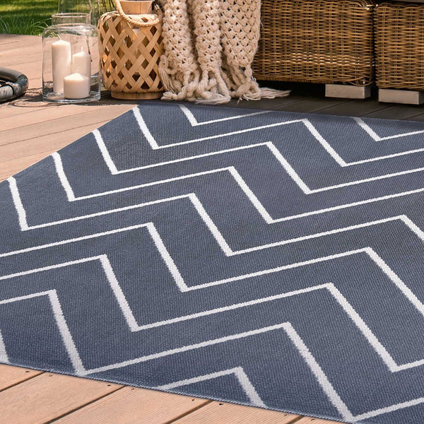 Homeroots 6' X 9' Grey Waves Stain Resistant Indoor Outdoor Area Rug  Polyester 487046