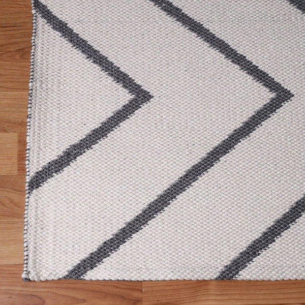 HomeRoots 6' X 9' Ivory Waves Stain Resistant Area Rug – Coastal Elegance for Indoor & Outdoor Spaces! 487047