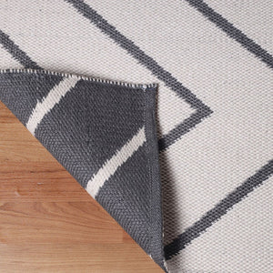 HomeRoots 6' X 9' Ivory Waves Stain Resistant Area Rug – Coastal Elegance for Indoor & Outdoor Spaces! 487047