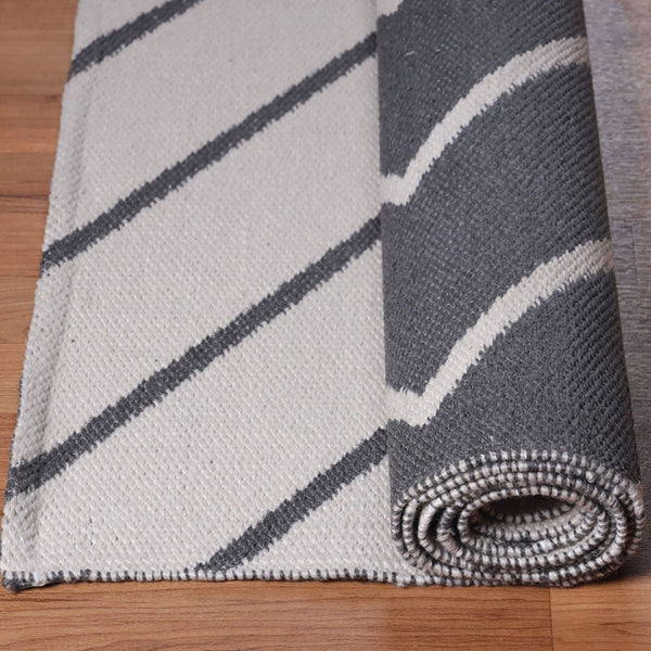 HomeRoots 6' X 9' Ivory Waves Stain Resistant Area Rug – Coastal Elegance for Indoor & Outdoor Spaces! 487047