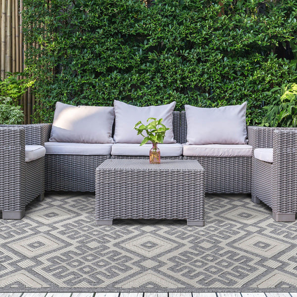 Homeroots 5' X 7' Cream Geometric Stain Resistant Non Skid Indoor Outdoor Area Rug  Polypropylene 487133