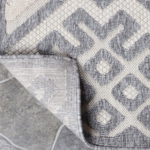 Homeroots 6' X 9' Cream Geometric Stain Resistant Non Skid Indoor Outdoor Area Rug  Polypropylene 487136