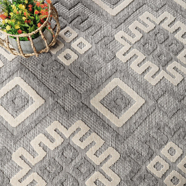 Homeroots 7' X 9' Grey Geometric Stain Resistant Non Skid Indoor Outdoor Area Rug  Polypropylene 487140